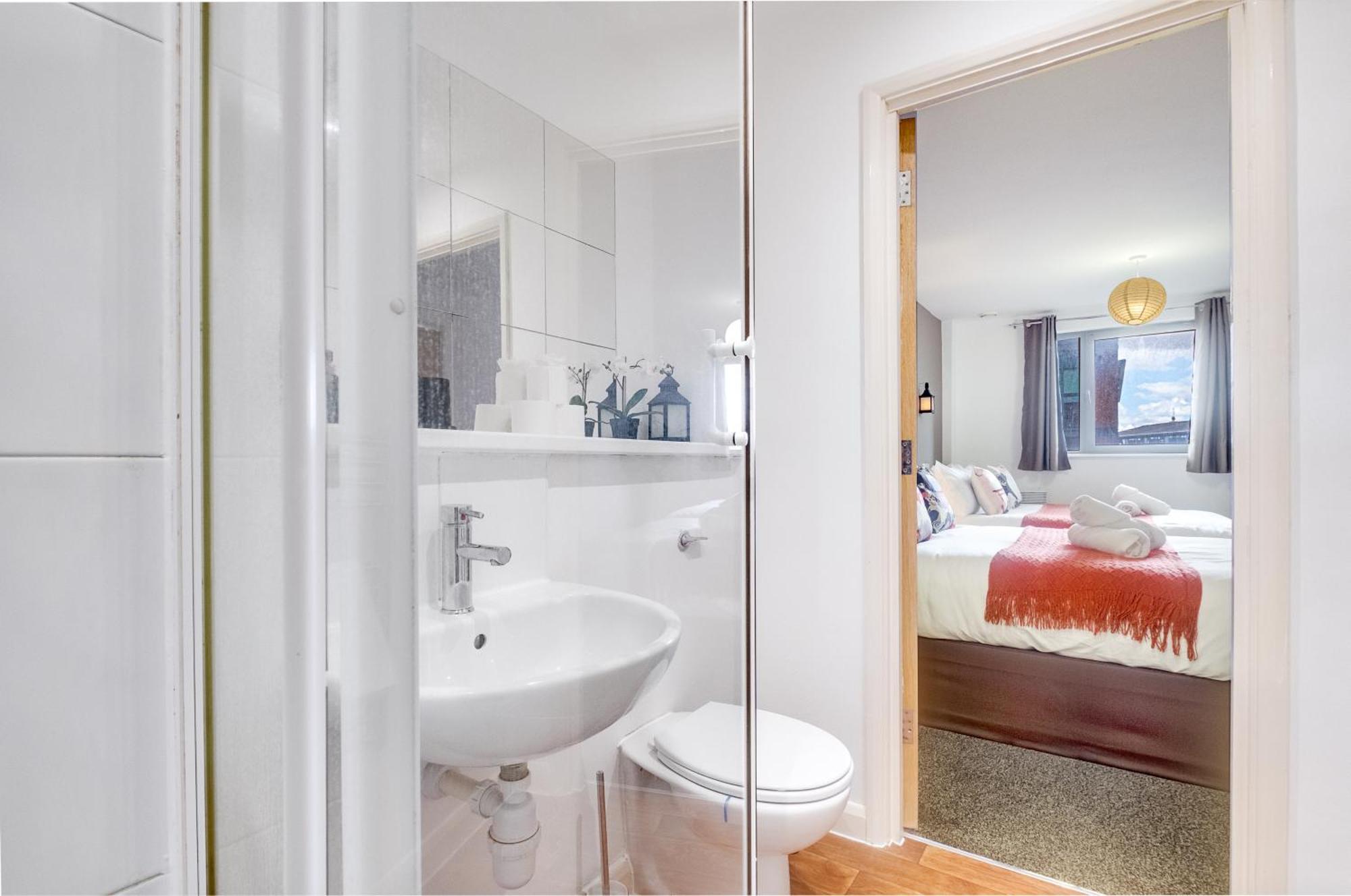 Anime Suite - Central And Free Parking With Netflix Birmingham Bagian luar foto
