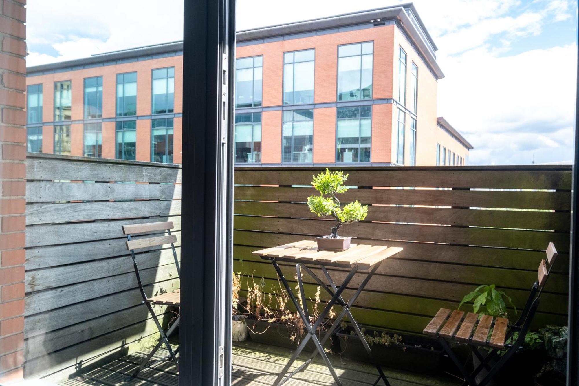 Anime Suite - Central And Free Parking With Netflix Birmingham Bagian luar foto